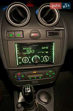 Хэтчбек Ford Fiesta 2007 в 