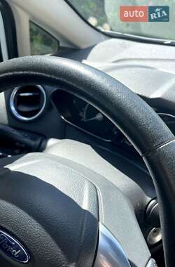 Хэтчбек Ford Fiesta 2016 в 