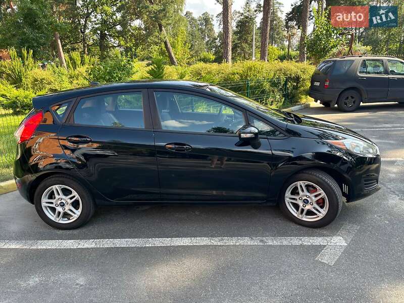 Хэтчбек Ford Fiesta 2018 в 
