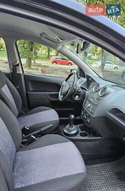 Хэтчбек Ford Fiesta 2006 в 