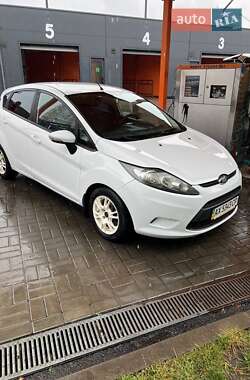 Хэтчбек Ford Fiesta 2012 в 