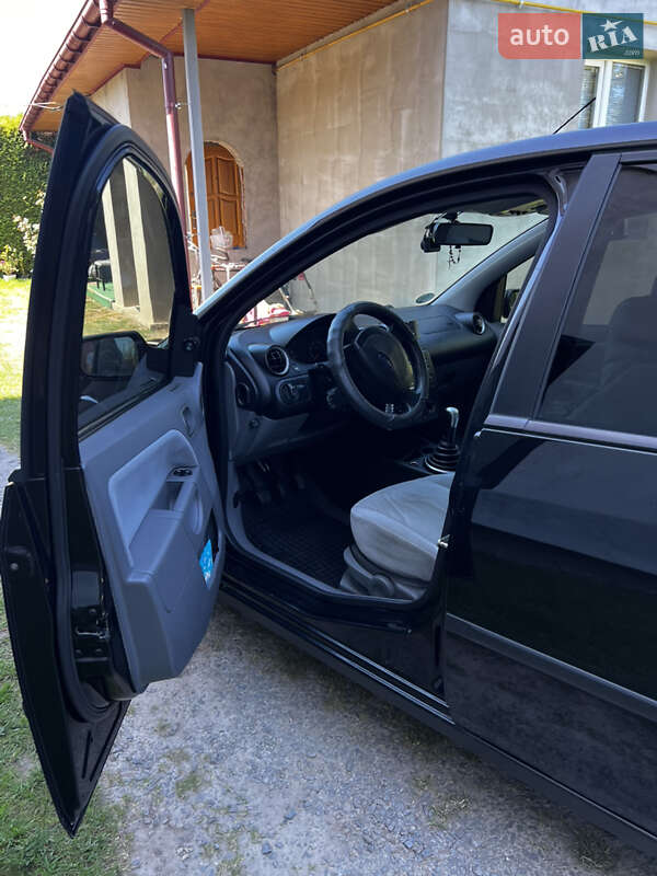 Хэтчбек Ford Fiesta 2002 в Сокале
