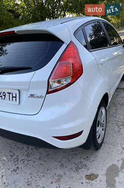 Хэтчбек Ford Fiesta 2015 в 