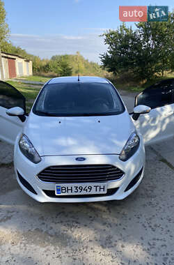 Хэтчбек Ford Fiesta 2015 в 