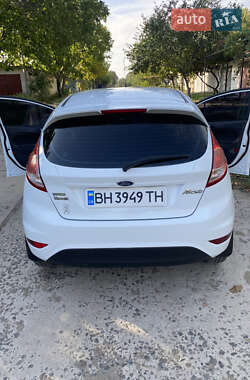 Хэтчбек Ford Fiesta 2015 в 