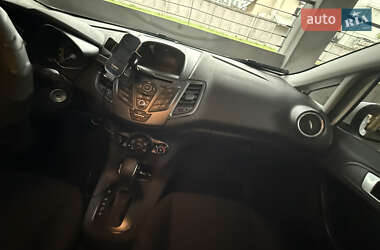 Хэтчбек Ford Fiesta 2015 в 