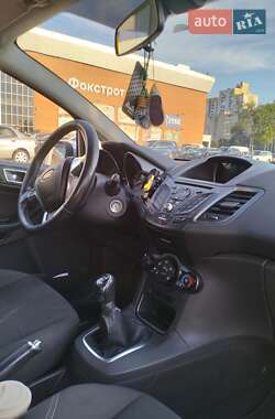 Седан Ford Fiesta 2015 в 