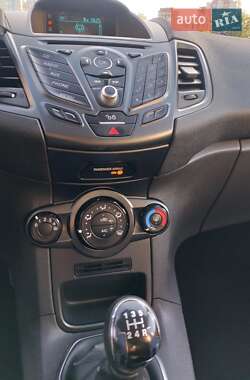 Седан Ford Fiesta 2015 в 