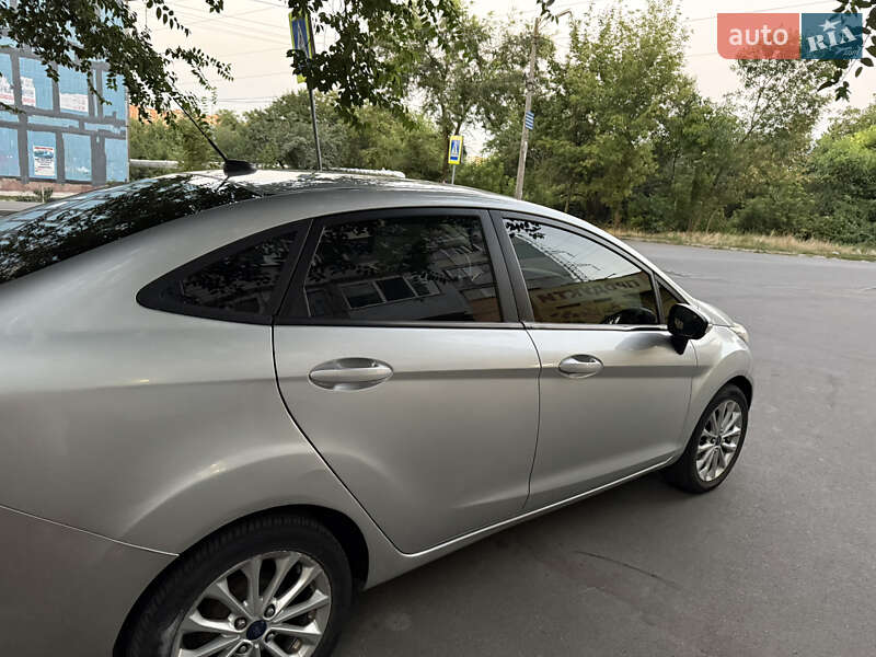 Седан Ford Fiesta 2014 в Днепре