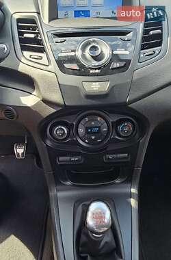 Хэтчбек Ford Fiesta 2015 в 