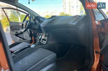 Хэтчбек Ford Fiesta 2016 в 