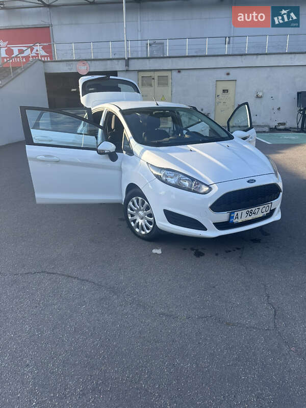 Хэтчбек Ford Fiesta 2016 в 