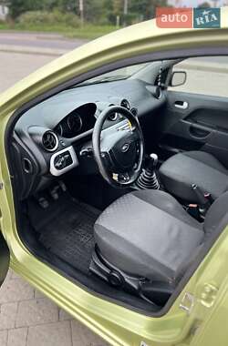 Хэтчбек Ford Fiesta 2004 в 