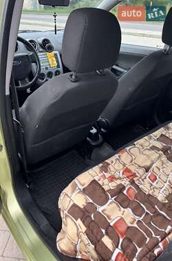 Хэтчбек Ford Fiesta 2004 в 