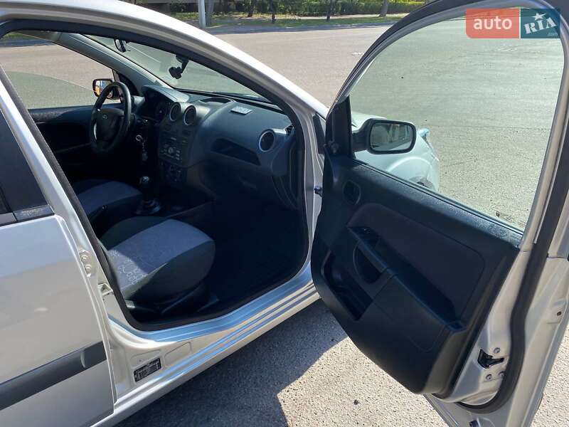 Хэтчбек Ford Fiesta 2008 в Каменском