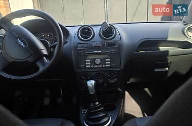 Хэтчбек Ford Fiesta 2006 в 