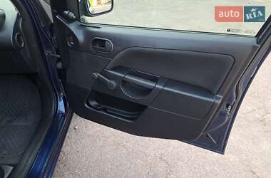 Хэтчбек Ford Fiesta 2005 в 