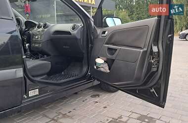Хэтчбек Ford Fiesta 2005 в 
