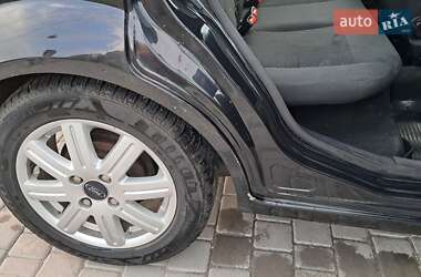 Хэтчбек Ford Fiesta 2005 в 
