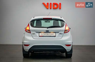 Хэтчбек Ford Fiesta 2016 в 