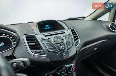 Хэтчбек Ford Fiesta 2016 в 