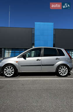 Хэтчбек Ford Fiesta 2006 в 