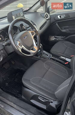 Хэтчбек Ford Fiesta 2016 в 