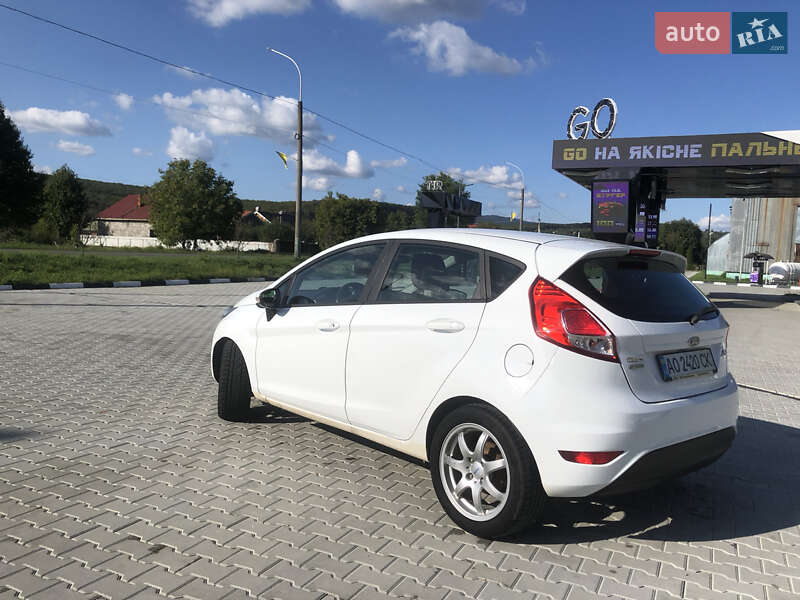 Хетчбек Ford Fiesta 2015 в Ужгороді