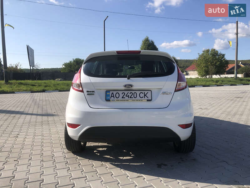 Хетчбек Ford Fiesta 2015 в Ужгороді