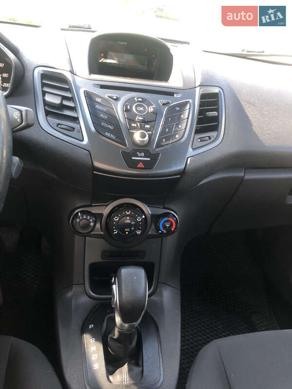 Хетчбек Ford Fiesta 2015 в Ужгороді