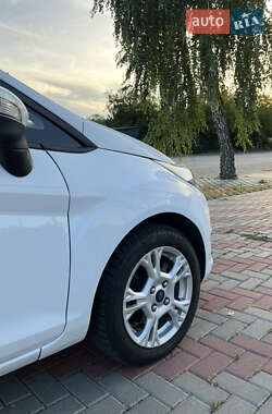 Хэтчбек Ford Fiesta 2015 в 