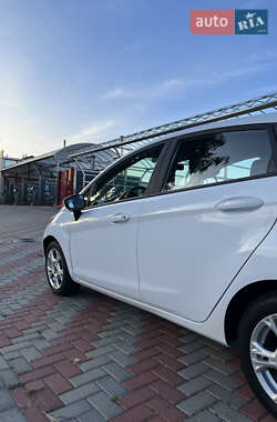 Хэтчбек Ford Fiesta 2015 в 