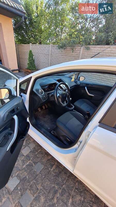 Хэтчбек Ford Fiesta 2012 в Краснограде