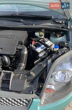 Хэтчбек Ford Fiesta 2006 в 