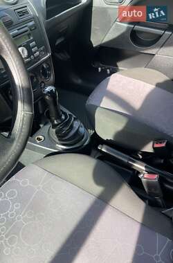 Хэтчбек Ford Fiesta 2006 в 