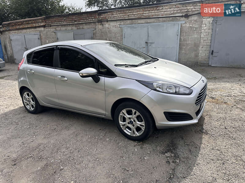 Хетчбек Ford Fiesta 2015 в Дніпрі