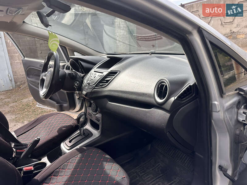 Хетчбек Ford Fiesta 2015 в Дніпрі
