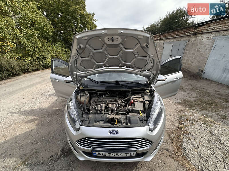 Хетчбек Ford Fiesta 2015 в Дніпрі