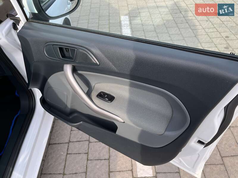 Хэтчбек Ford Fiesta 2011 в Пустомытах