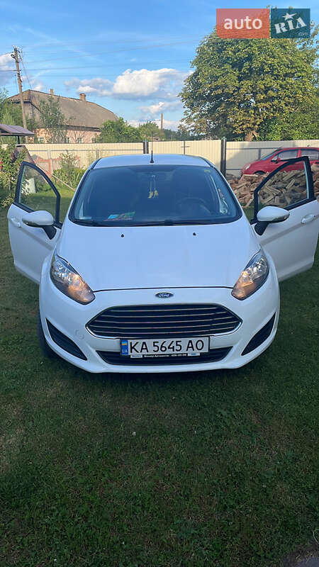 Хэтчбек Ford Fiesta 2015 в 