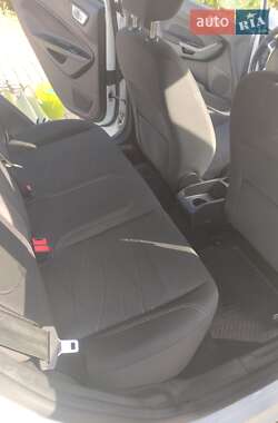 Хэтчбек Ford Fiesta 2015 в 