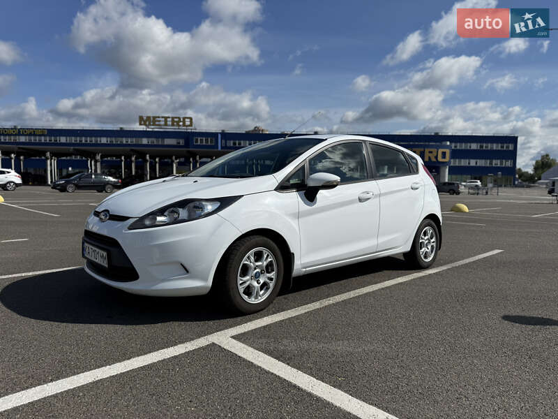 Хэтчбек Ford Fiesta 2011 в 