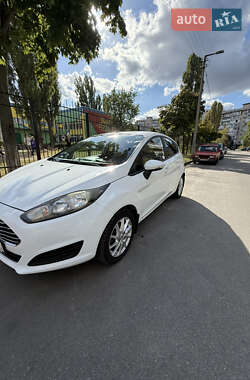 Хэтчбек Ford Fiesta 2015 в 
