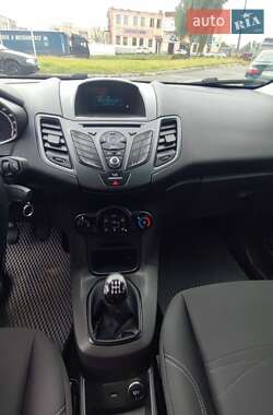Хэтчбек Ford Fiesta 2016 в 