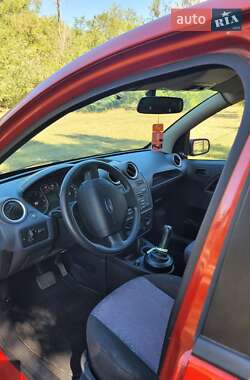 Хэтчбек Ford Fiesta 2006 в 
