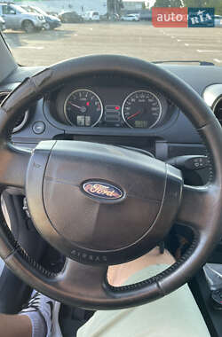 Хэтчбек Ford Fiesta 2004 в 