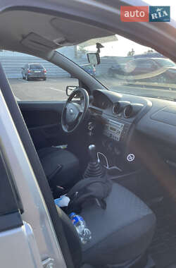 Хэтчбек Ford Fiesta 2004 в 
