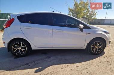 Хэтчбек Ford Fiesta 2015 в 