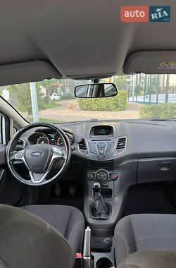 Хэтчбек Ford Fiesta 2016 в 