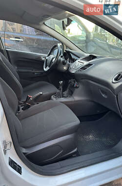 Хэтчбек Ford Fiesta 2016 в 